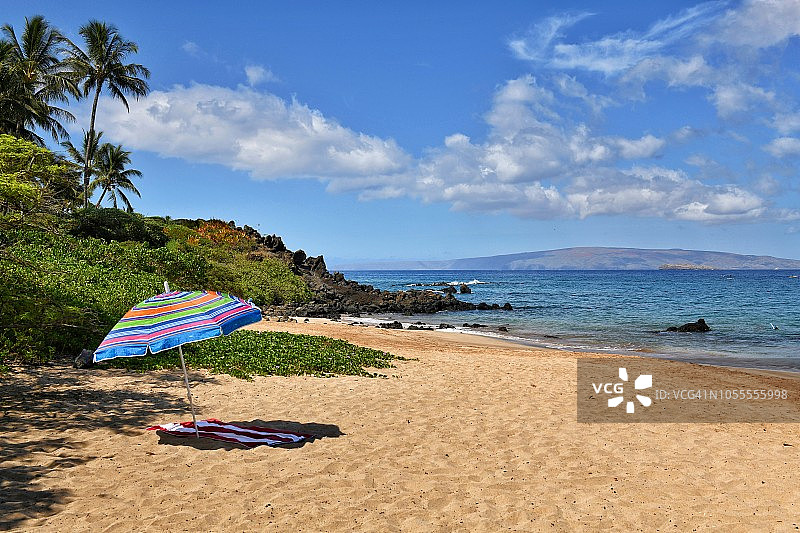 海岛海滩遮阳伞度假图片素材