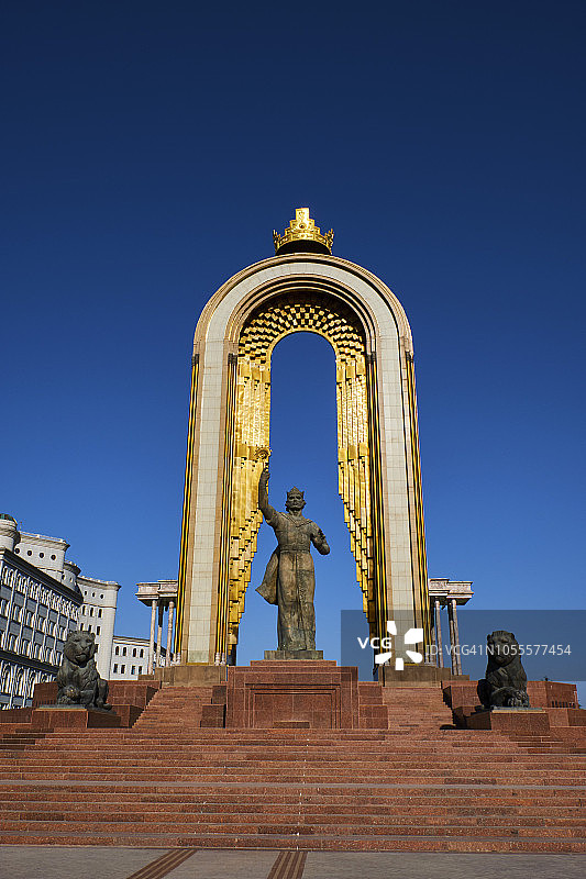 塔吉克斯坦杜尚别伊斯梅尔·萨马尼雕像图片素材