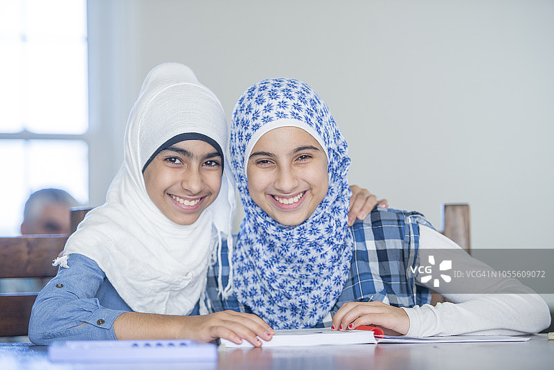 两名穆斯林女孩和好朋友在学校合影图片素材