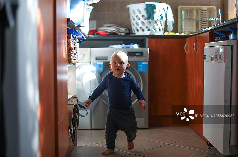 男婴在家玩拖把图片素材