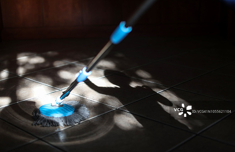 男婴在家玩拖把图片素材