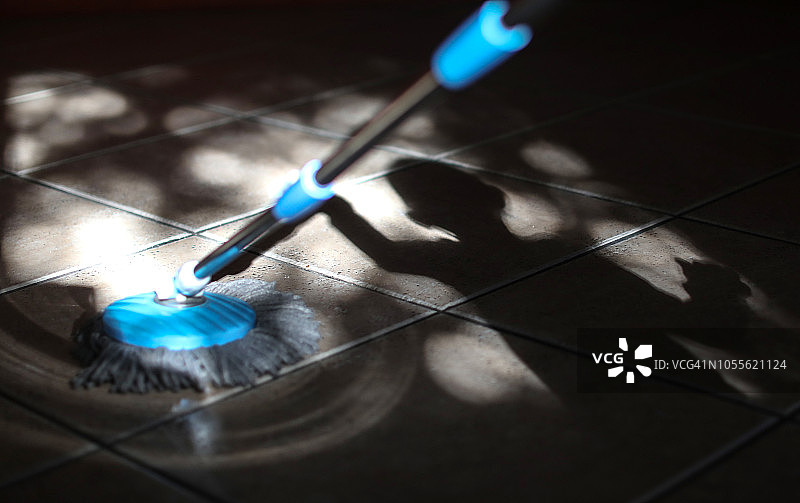 男婴在家玩拖把图片素材