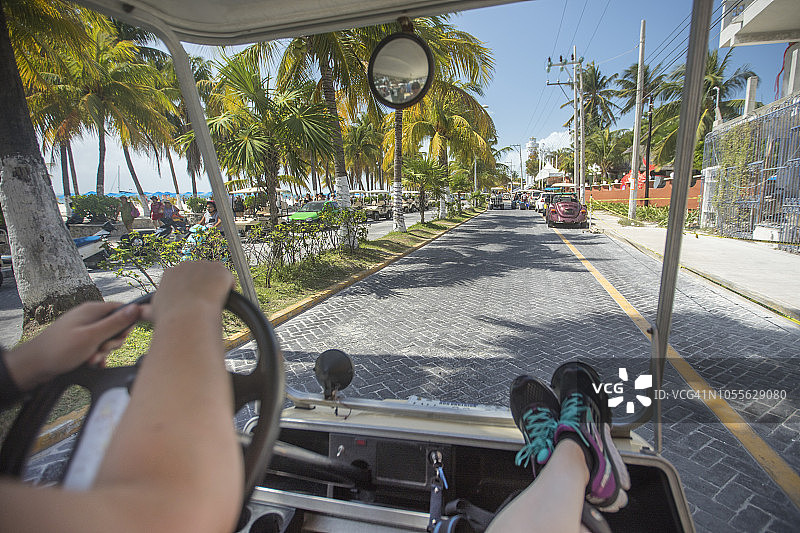 在热带岛屿高尔夫球车上驾驶图片素材