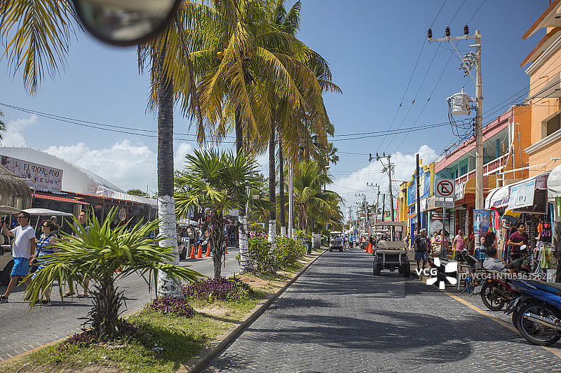 在热带岛屿高尔夫球车上驾驶图片素材