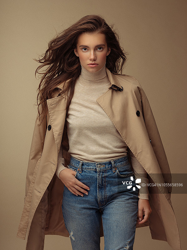 年轻女子穿秋季外套图片素材