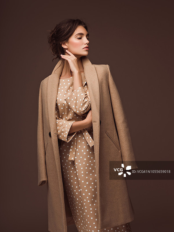 年轻女子穿秋季外套图片素材