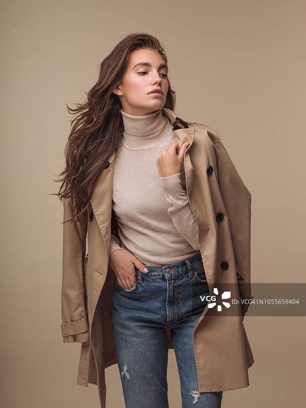 年轻女子穿秋季外套图片素材