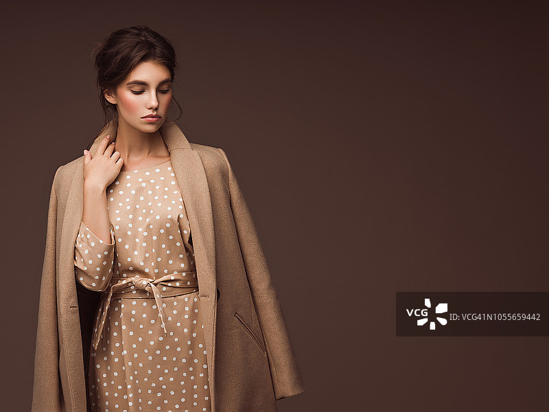 年轻女子穿秋季外套图片素材