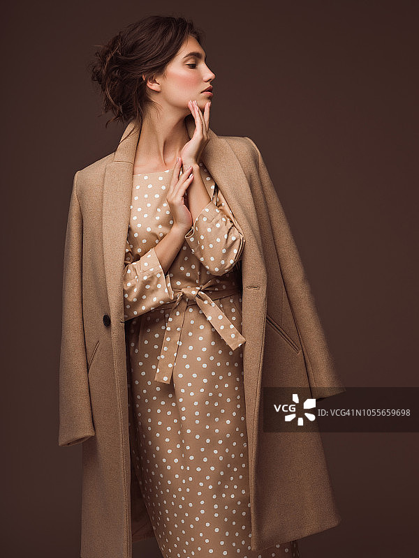 年轻女子穿秋季外套图片素材