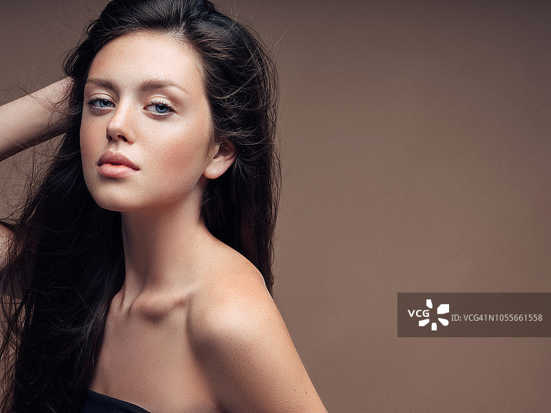 妆容精致发型完美的年轻女子写真图片素材