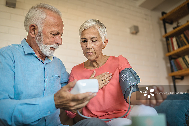 快乐的老年夫妇测量血压图片素材