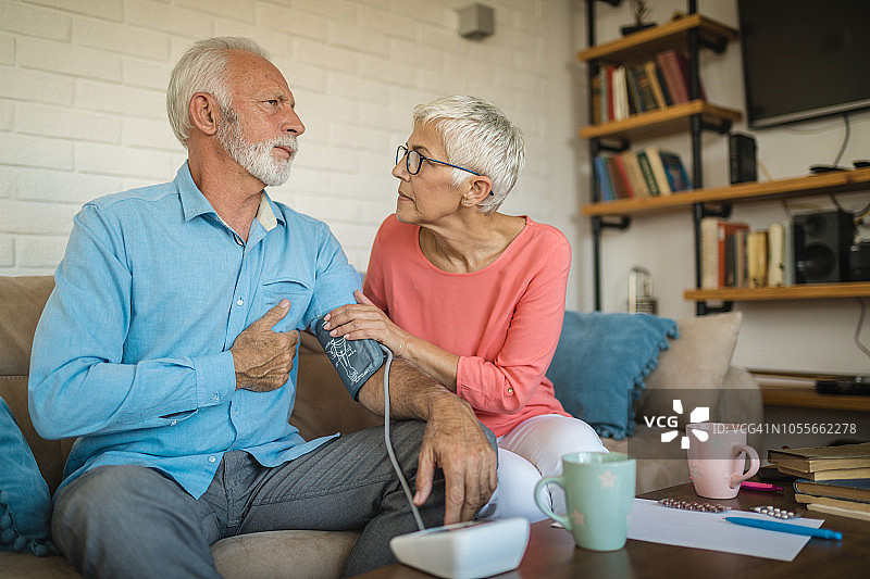 老年夫妇测量血压，预防心脏病图片素材