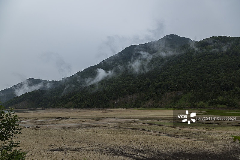 奥地利维斯塔尔水库干涸的湖泊和山脉图片素材