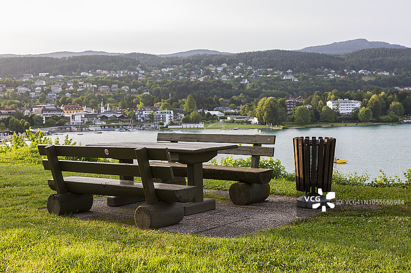 奥地利沃尔特湖畔费尔登，湖边的野餐桌，背景是山脉图片素材