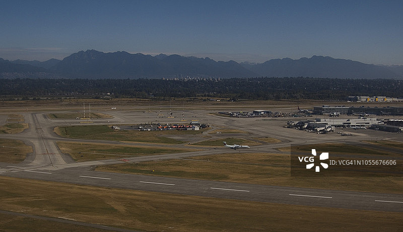 山区机场跑道上的飞机图片素材