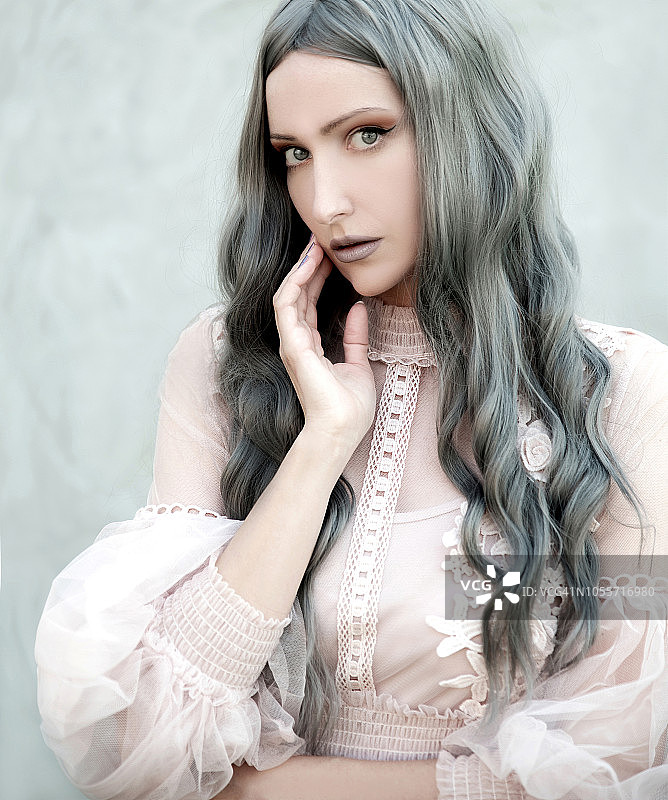 年轻女子工作室肖像图片素材