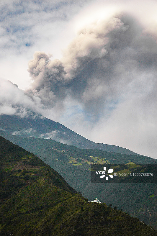 厄瓜多尔巴尼奥斯通古拉瓦火山图片素材