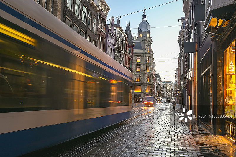 阿姆斯特丹Leidsestraat街上电车的模糊移动影像图片素材