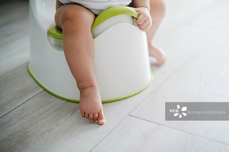 幼儿坐便椅如厕训练特写图片素材