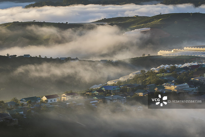 清晨阳光下的村庄云景图片素材