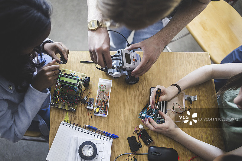 高中教室多民族学生准备科学项目高视角图片素材