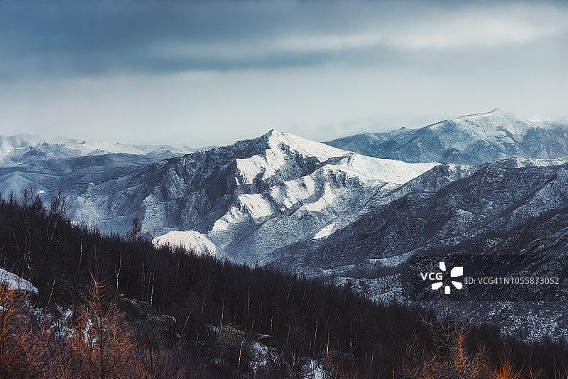 云雾缭绕的雪山风光图片素材