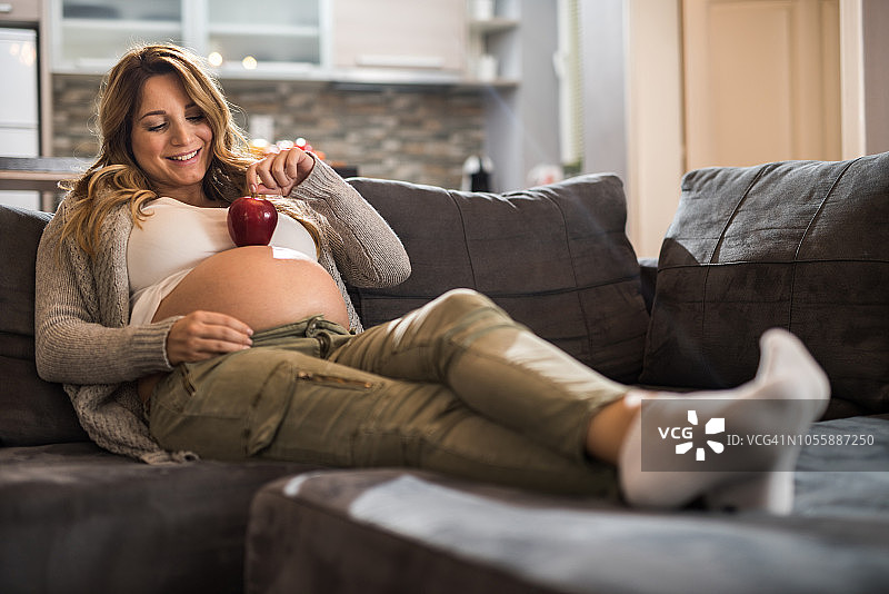 女孩在看商业数据图片素材