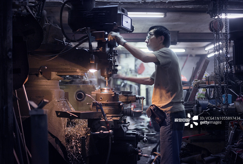 中国香港旺角的路边金属加工店图片素材