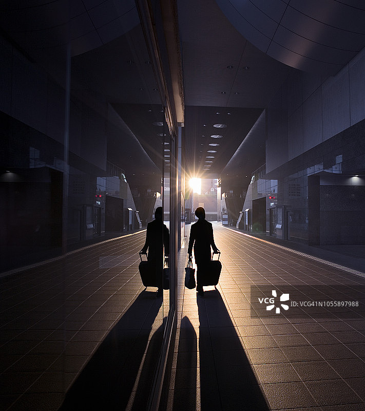 黎明时抵达火车站的行李箱男人图片素材
