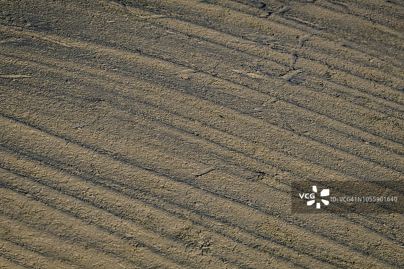 不规则波纹的泥浆表面图片素材