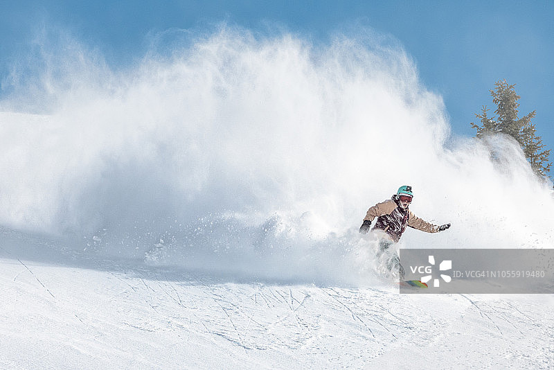 滑雪者在雪地上滑行图片素材