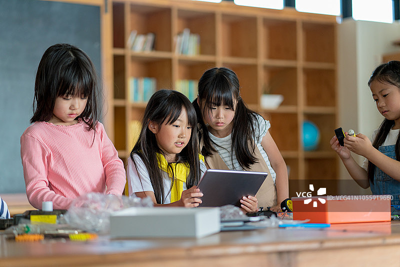 一群年轻的学生在机器人俱乐部玩耍图片素材