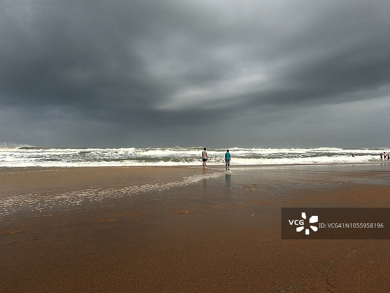 多云天气下的海滩图片素材