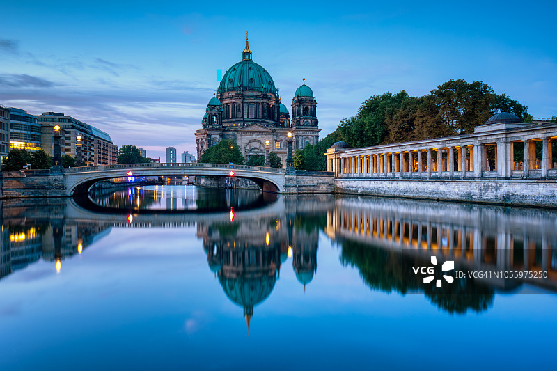 施普雷河畔的柏林大教堂图片素材