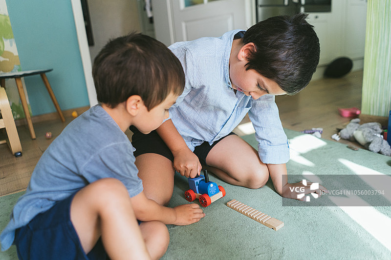 男孩玩木制火车图片素材