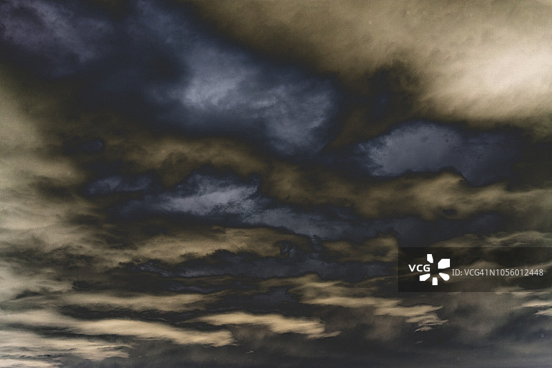 天空中的太阳化云图片素材