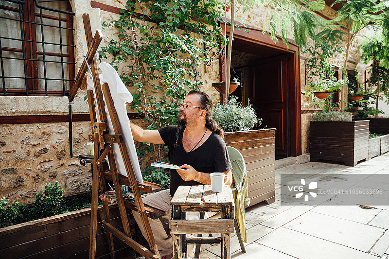 年长的男人艺术家绘画图片素材