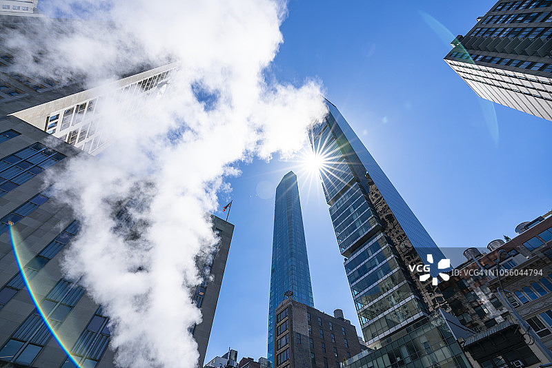 2018年4月24日，阳光照耀下的纽约曼哈顿中城摩天大楼之间的蒸汽图片素材