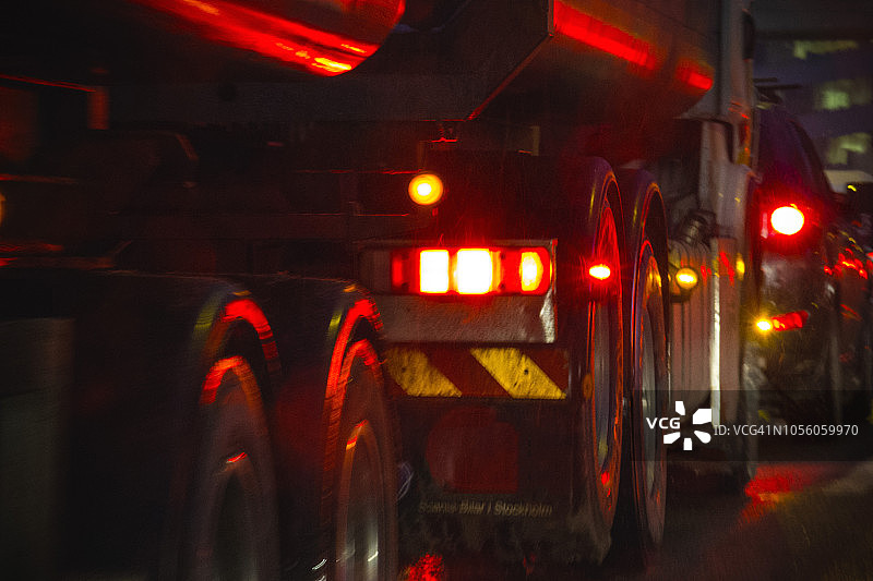 夜间交通堵塞中的卡车和汽车图片素材