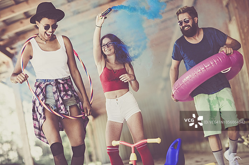 一群快乐的青少年朋友一起出去玩，玩得很开心图片素材