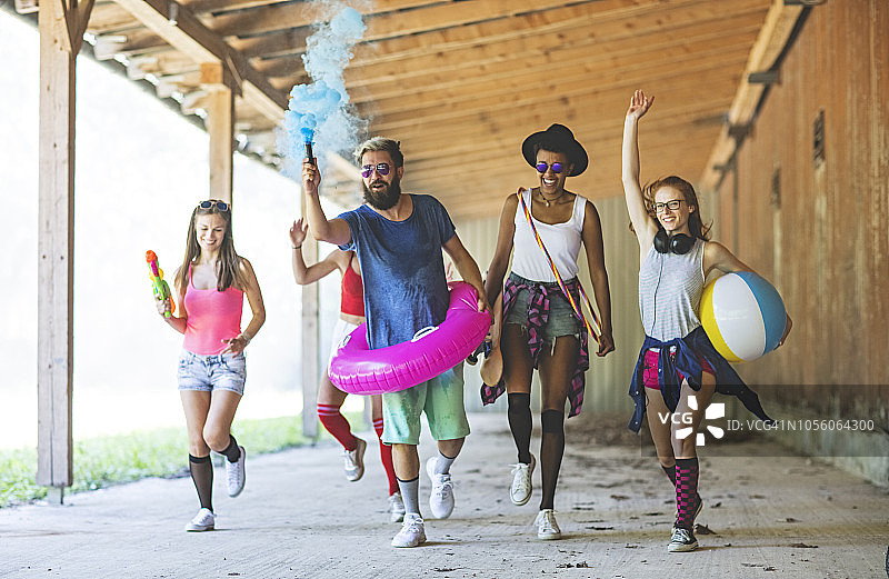 一群快乐的青少年朋友一起出去玩，玩得很开心图片素材