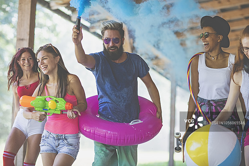 一群快乐的青少年朋友一起出去玩，玩得很开心图片素材