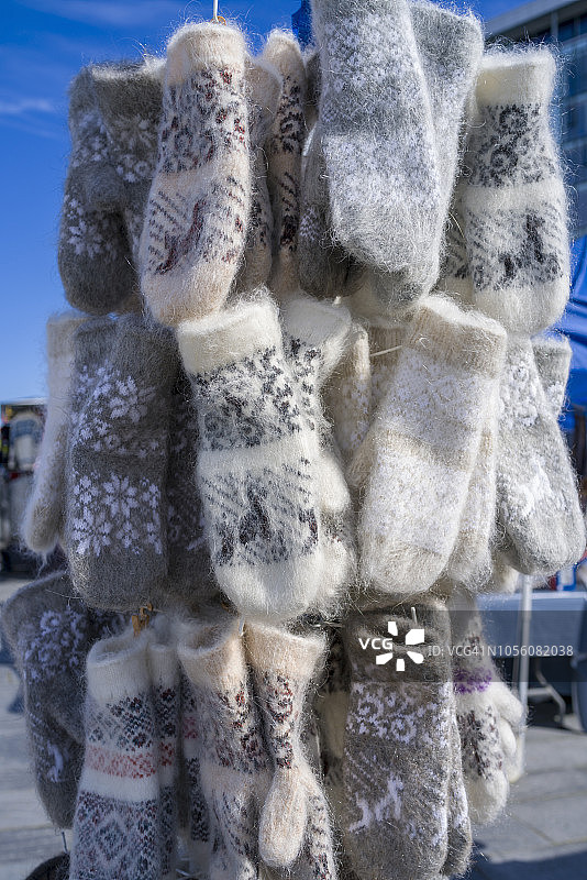 在挪威特罗姆瑟户外市场出售的挪威手套图片素材