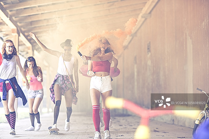 一群快乐的青少年朋友一起出去玩，玩得很开心图片素材