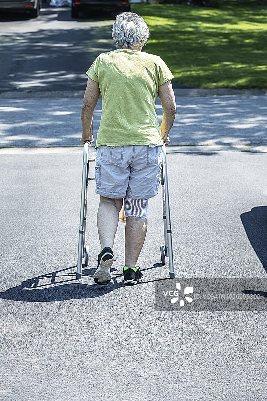年长的女人膝关节置换手术后进行物理治疗步行图片素材