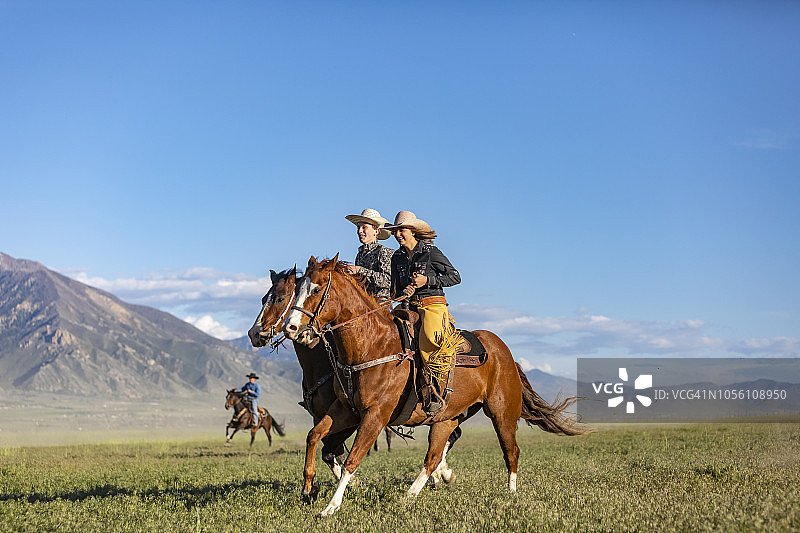 牛仔和女牛仔追逐马群图片素材
