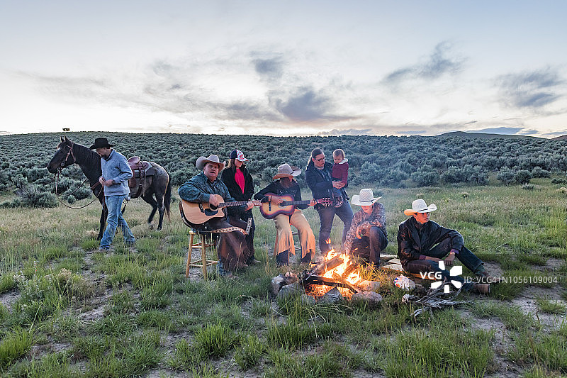 务农家庭在夜晚围着篝火图片素材