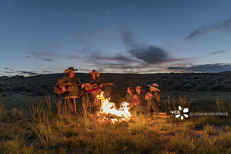 务农家庭在夜晚围着篝火图片素材
