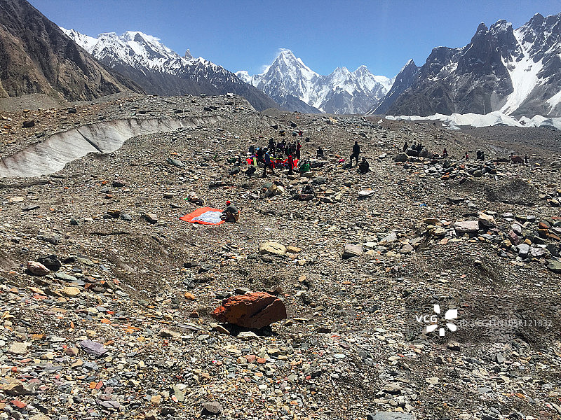 加舒布鲁木IV峰的追踪者和露营者以及巴尔托洛冰川的驮马图片素材