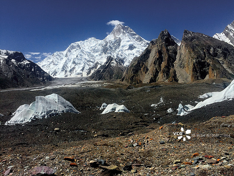 加舒尔布鲁木IV峰和巴尔托洛冰川上的运输队图片素材